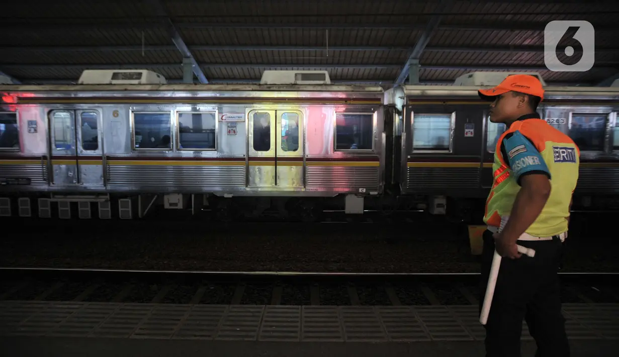 Petugas berjaga di Stasiun Juanda, Jakarta, Rabu (20/11/2019). Penambahan jumlah perjalanan KRL pada triwulan pertama pemberlakuan Gapeka 2019 ini sebanyak 86 rangkaian dan 906 perjalanan KRL dengan total sarana yang dioperasikan yaitu 1.100 unit kereta. (merdeka.com/Iqbal S. Nugroho)
