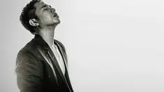 Penyanyi pria bernama Azmi coba menapaki dunia musik Tanah Air lewat single berjudul 'Pernah'.