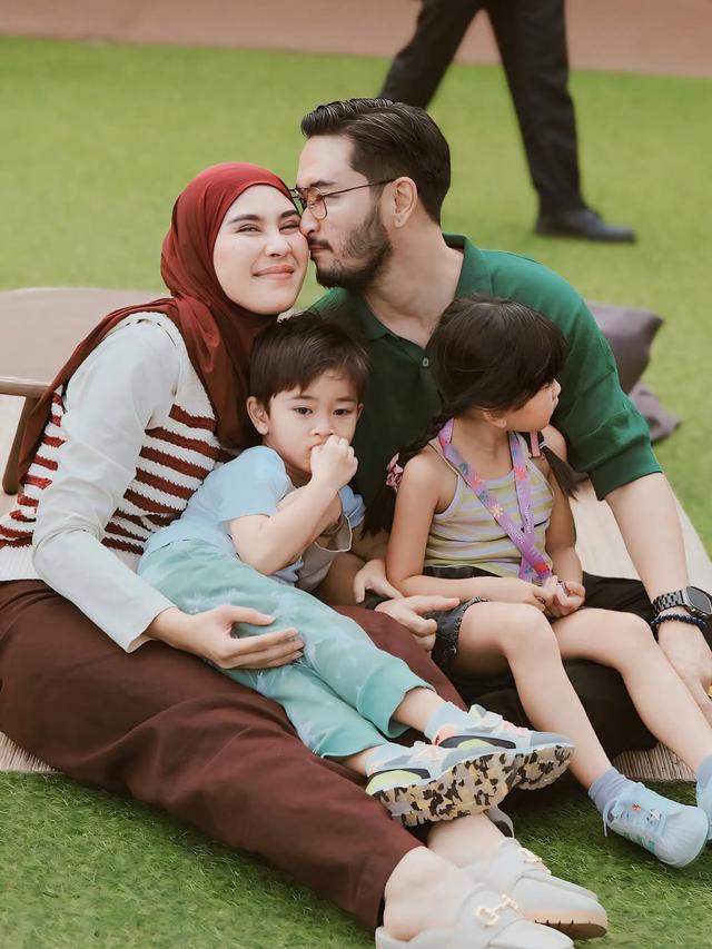 Potret Harmonis Keluarga Syahnaz Sadiqah dan Jeje Govinda. (instagram/syahnazs)