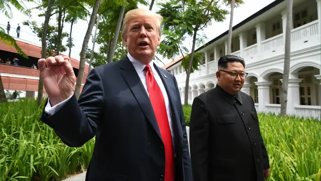 Keakraban Donald Trump dan Kim Jong-un Saat Berjalan di Taman