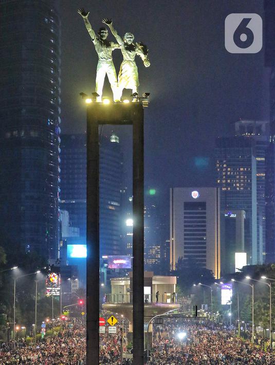 Ribuan pengunjung padati kawasan Bundaran HI, Jakarta, untuk merayakan pergantian tahun 2023, Sabtu (31/12/2022). Kemeriahan begitu terasa dalam momen perayaan tahun baru 2023 di car free night yang digelar di sepanjang Jalan Sudirman-Jalan MH Thamrin. (Liputan6.com/Angga Yuniar)