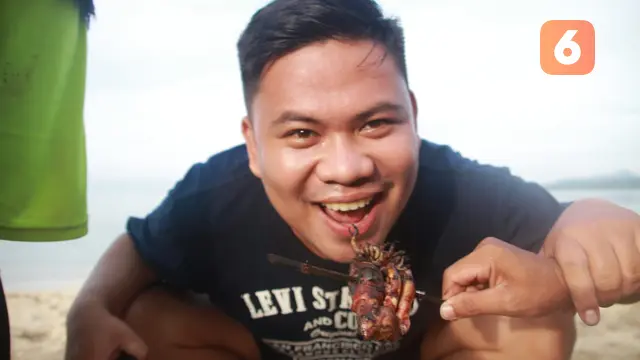 Cumi bakar khas olibu di tepian pantai pasir panjang (Foto: Liputan6.com/Arfandi Ibrahim