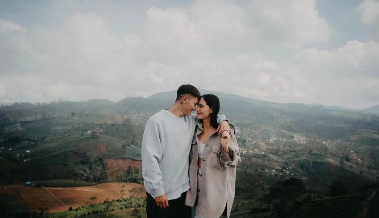 Disebut pasangan serasi, keduanya didoakan lekas sampai pelaminan. (Instagram/topoto.photography).