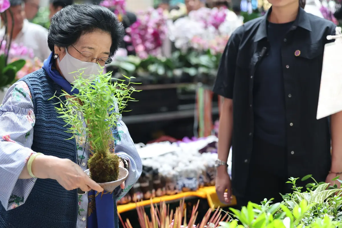 Presiden Kelima Republik Indonesia sekaligus Ketua Umum PDI Perjuangan (PDIP), Megawati Soekarnoputri meninjau Pasar Bunga Dounan, China.