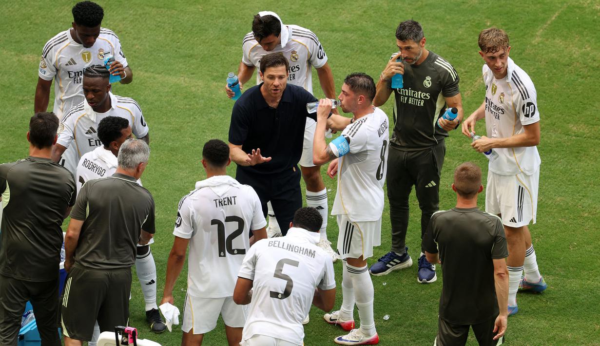 Pelatih Real Madrid, Xabi Alonso memberikan instruksi kepada para pemainnya saat laga Grup H Piala Dunia Antarklub 2025 melawan Al Hilal di Hard Rock stadium, Miami, Amerika Serikat, Kamis (19/06/2025) WIB. (AFP/Sandra Montanez)
