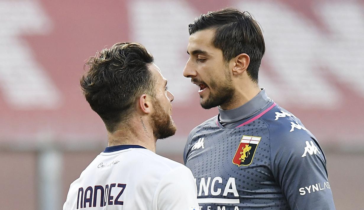 Adu argumentasi antara penjaga gawang Genoa Mattia Perin (kanan) dan pemain Cagliari Nahitan Nandez saat pertandingan lanjutan Liga Itali. (Foto: AP/LaPresse/Tano Pecoraro)