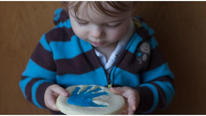 Membuat Kue Bersama Anak: Biskuit Mudah Dengan Cap Tangan 
