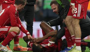 Alexander Isak mengalami cedera usai mencetak gol dalam laga Liga Inggris antara Tottenham vs Liverpool, Minggu (21/12/2025). (AP Photo/Ian Walton)