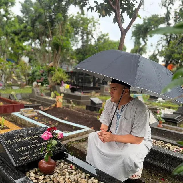 6 Potret Saipul Jamil Ziarah ke Makam Virginia Anggraeni, Sudah 14 Tahun Istri Berpulang