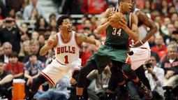 Derrick Rose memberi penjagaan ketat kepada guard Bucks, Jimmy Butler (Jerry Lai-USA TODAY Sports)