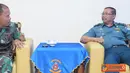 Citizen6, Surabaya: Wadan Kobangdikal Brigjen TNI (Mar) S. Panjaitan menerima kunjungan kadisinfolahta di Loby Utama Gedung Ki Hadjar Dewantoro, Kesartrian Bumimoro. (Pengirim: Penkobangdikal).