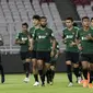 Pemain Timnas Indonesia, Febri Hariyadi, bersama rekan-reaknnya belari saat latihan di SUGBK, Jakarta, Jumat (14/6). Latihan ini persiapan jelang laga persahabatan melawan Vanuatu. (Bola.com/Yoppy Renato)