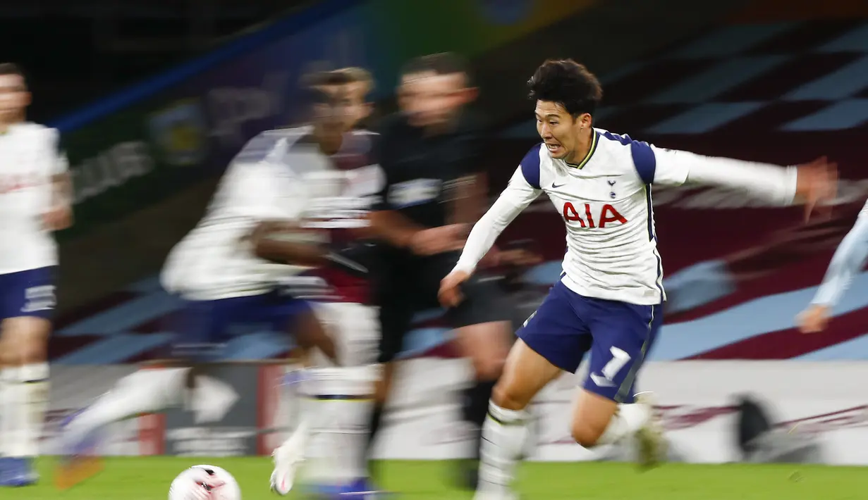Penyerang Tottenham Hotspur, Son Heung-min menggiring bola saat bertanding melawan Burnley pada pertandingan lanjutan Liga Inggris di stadion Turf Moor, Burnley, Inggris, Senin (26/10/2020). Tottenham menang tipis 1-0 atas Burnley. (Jason Cairnduff/Pool via AP)
