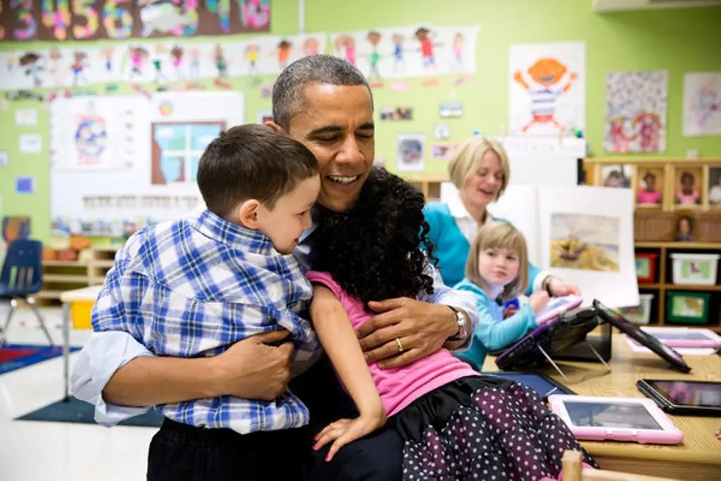 Seperti ayah sejuta anak, Barack Obama begitu dekat dengan setiap anak yang baru saja ia jumpainya. (Via: huffingtonpost.com)