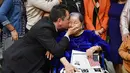 Ramon Bonilla mencium Maria Valles Bonilla (106) setelah sang nenek menjadi warga negara Amerika Serikat dalam upacara naturalisasi di kantor Citizenship and Immigration Services AS di Fairfax, Virginia, 6 November 2018. (MANDEL NGAN/AFP)