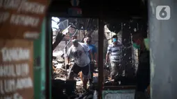 Warga berusaha memadamkan api yang membakar toko dan pemukiman di kawasan Manggarai, Jakarta, Selasa (7/7/2020). Hingga kini belum diketahui pengebab kebakaran. (Liputan6.com/Immanuel Antonius)