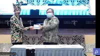 Menristek Bambang Brodjonegoro menyerahkan GeNose kepada Menparekraf Sandiaga Uno secara simbolis di Balairung Soesilo Soedarman, Jakarta, Selasa (9/2/2021). (Liputan6.com/Dinny Mutiah)