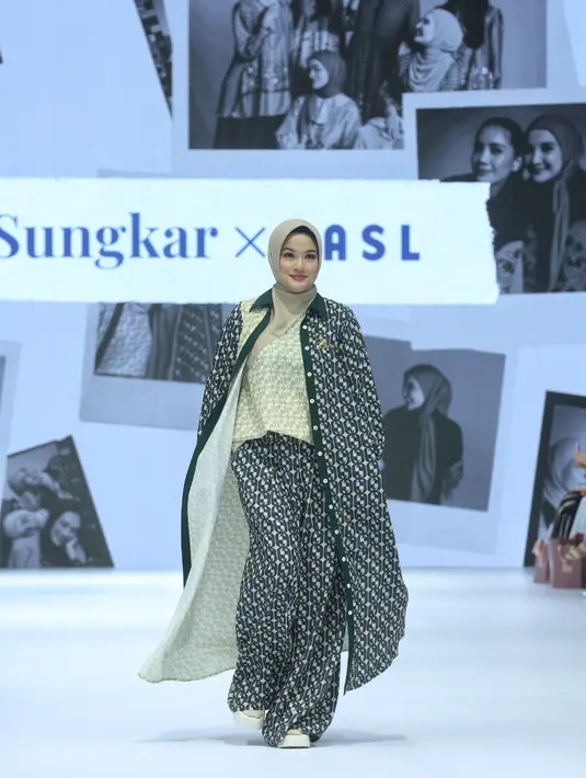 Pada runway Zaskia Sungkar x NASL, Titi Kamal tampil elegan dan percaya diri dengan busana full pattern yang memikat perhatian. Hijab berwarna netral yang dikenakan Titi menambah kesan seimbang pada keseluruhan outfit, sehingga meskipun penuh dengan pola, tampilannya tidak terasa berlebihan. [Dok/Fimela/Adrian Utama P].