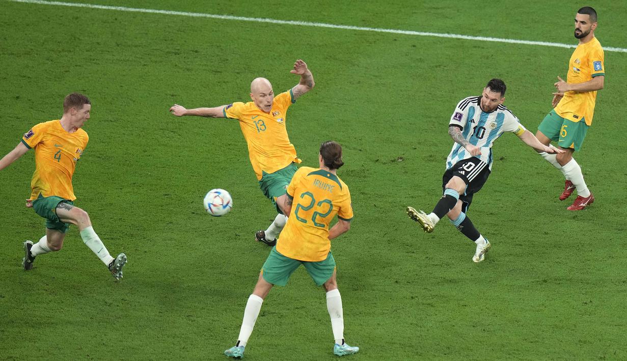 Lionel Messi berhasil menyumbang satu gol saat kemenangan 2-1 Argentina atas Australia di babak 16 besar Piala Dunia 2022, Sabtu (04/12/2022) dini hari WIB. Golnya ke gawang Mathew Ryan merupakan gol pertama dalam kariernya di fase gugur Piala Dunia. (AP/Alessandra Tarantino)
