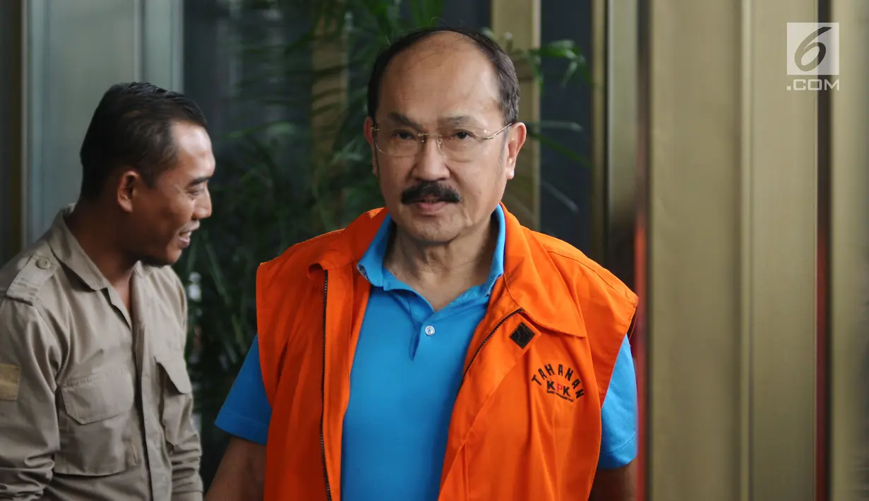 Mantan pengacara Setya Novanto, Fredrich Yunadi bersiap masuk gedung KPK untuk menjalani pemeriksaan, Jakarta, Rabu (17/1). Bersama Bimanesh Sutarjo, Fredrich Yunadi merupakan tersangka dugaan merintangi penyidikan e-KTP. (Liputan6.com/Helmi Fithriansyah)