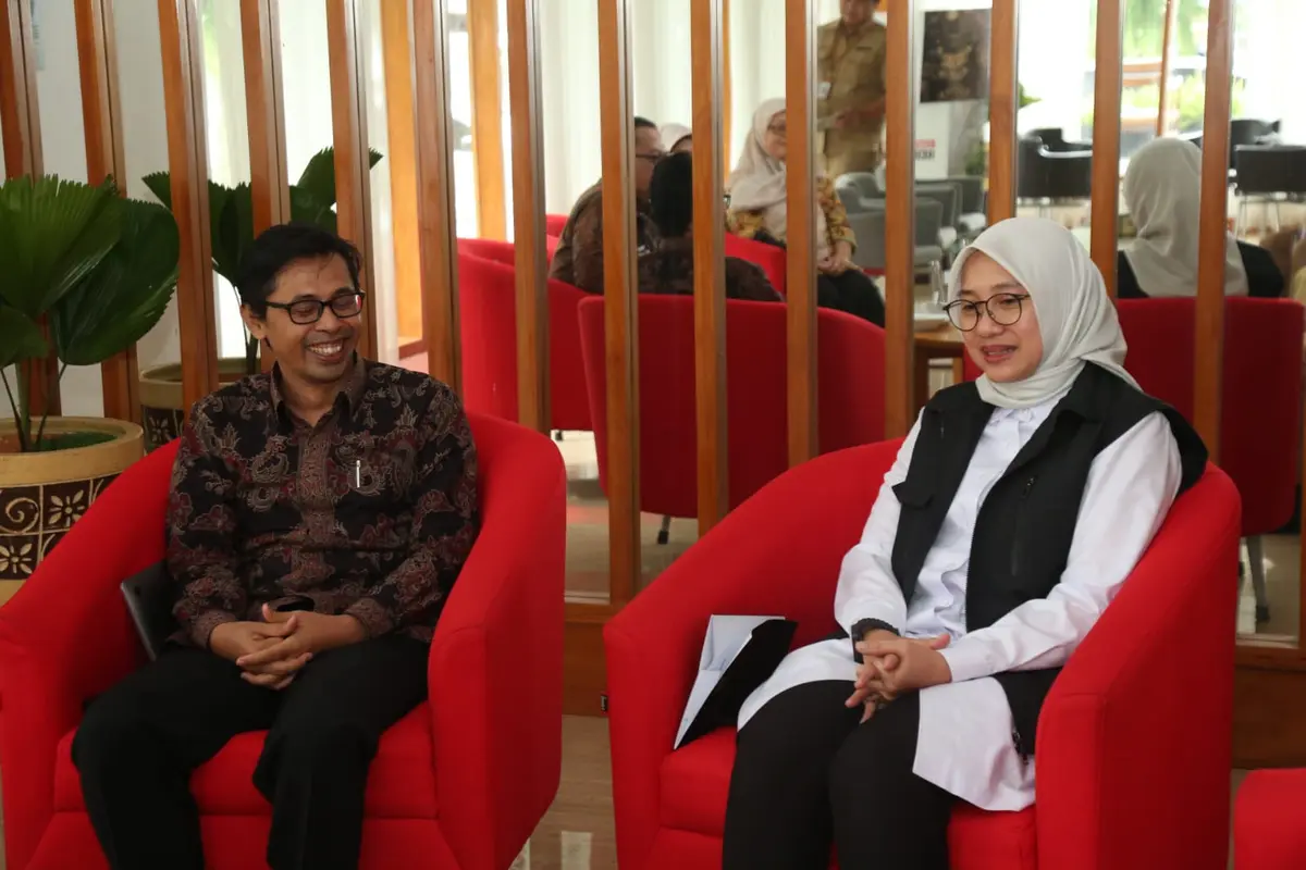 Dekan Fakultas Ilmu Sosial dan Politik (FISIPOL) UGM, Wawan Masúdi (Kanan) melakukan diskusi dengan Bupati Banyuwangi Ipuk Fiestiandani ( Istimewa)