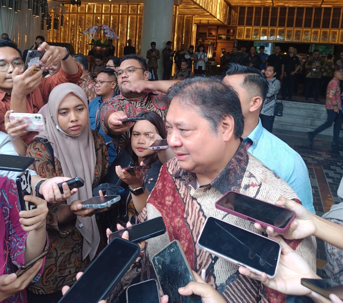 "Hoaks itu," kata Airlangga kepada awak media di St. Regis Hotel, Kuningan, Jakarta Selatan, Selasa (20/2).