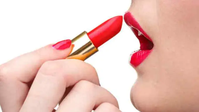 [Bintang] Tips Ampuh Agar Lipstik Selalu Lengket di Bibir