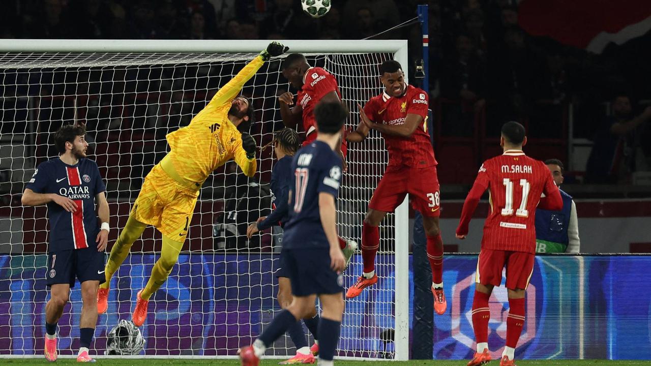 Aksi Alisson Becker tahan gempuran PSG
