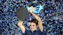 6. Tahun 2011 - Roger Federer (Swiss) berhadapan dengan Jo-Wilfried Tsonga (Prancis) dalam partai final yang berlangsung di O2 Arena, London, Inggris (27/11/2011). Roger Federer menang dengan skor 6-3, 6-7 (6), 6-3. (AFP/Adrian Dennis)