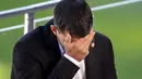 Striker Barcelona Sergio Aguero menangis saat konferensi pers di stadion Camp Nou di Barcelona, Spanyol, Rabu (15/12/2021). Sergio Aguero telah mengumumkan pengunduran dirinya dari sepak bola pada hari Rabu karena penyakit jantung. (AP Photo/Emilio Morenatti)