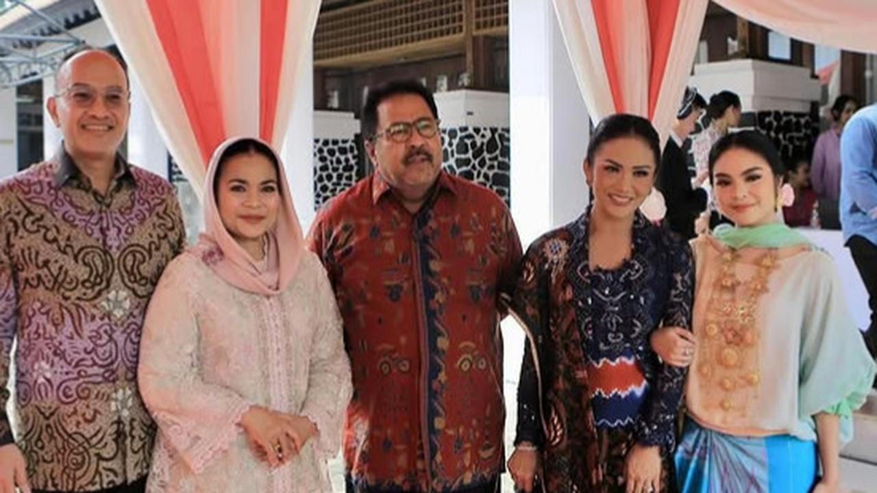 Dipuji Juara Cantiknya, Potret Kris Dayanti Berkebaya Biru Hadiri Pembukaan Pameran Foto di Museum Nasional Indonesia