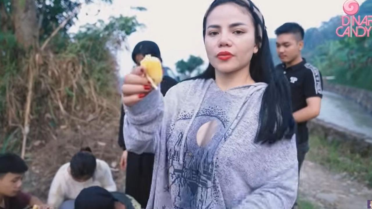 Tak cuma buah kelapa, kerabat Dinar Candy juga kembali memanjat pohon. Kali ini dia mengambil buah Nangka. Tampak ada beberapa buah Nangka sudah sudah matang.<br>