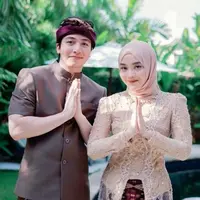 Turut hadir di acara mepamit Rizky Febian dan Mahalini, intip gaya Jeffry Reksa yang kompak kenakan seragam keluarga Sule. [@jeffryreksaa/@putridelinaa]