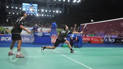 Ganda Putra, Angga Pratama/Ricky Karanda Suwardi mengembalikan kok ke arah pasangan Fu Haifeng/Zhang Nan (Tiongkok) di BCA Indonesia Open Superseries Premier 2015, Jakarta, Rabu (3/6/2015). Haifeng/Nan menang 24-22, 21-11. (Liputan6.com/Herman Zakharia)
