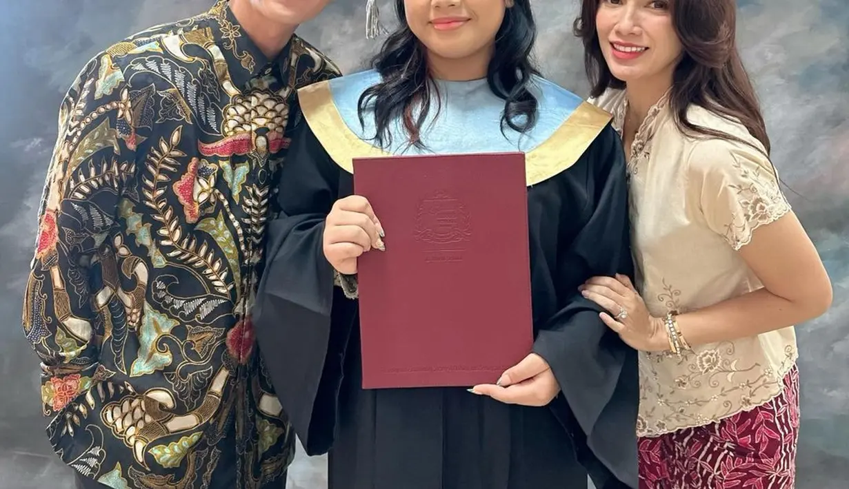 Ussy hadir dalam acara wisuda putrinya yang baru saja lulus SMA dan akan masuk kuliah. Ussy juga menceritakan kerja keras putrinya hingga akhirnya bisa lulus. Menurut Ussy, putrinya akan melanjutkan ke cita-citanya menjadi dokter hewan. [Instagram/ussypratama]