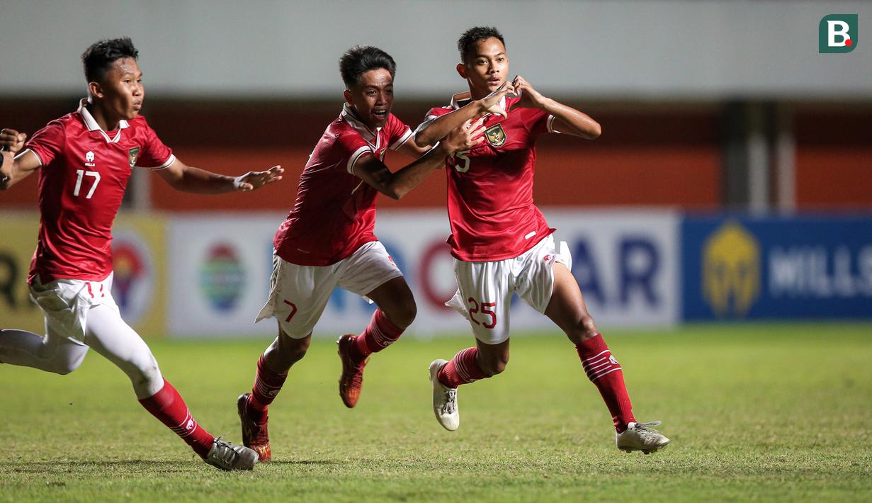 Para pemain Timnas Indonesia U-16 merayakan gol penyeimbang 1-1 ke gawang Myanmar U-16 yang dicetak Muhammad Riski Afrisal (kanan) dalam laga semifinal Piala AFF U-16 2022 antara Indonesia U-16 melawan Myanmar U-16 di Stadion Maguwoharjo, Sleman, Rabu (10/8/2022) malam WIB. Timnas Indonesia akhirnya menang 5-4 melalui adu tendangan penalti. (Bola.com/Bagaskara Lazuardi)