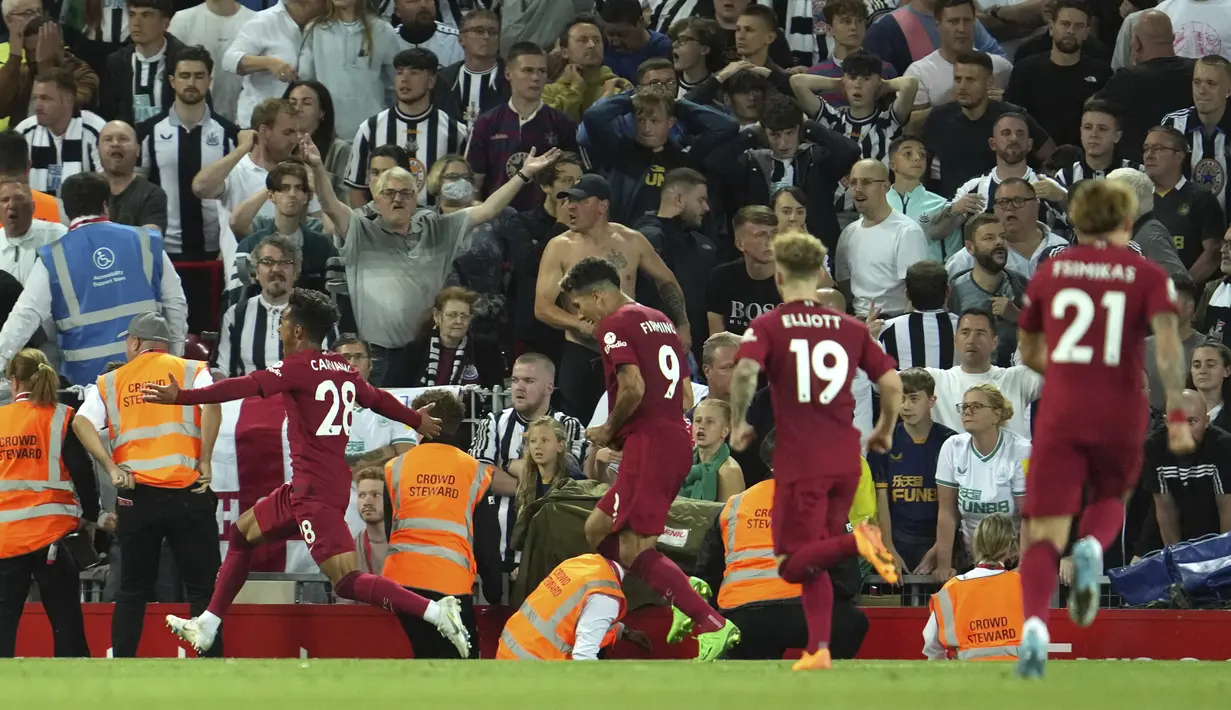 <p>Gelandang Liverpool, Fabio Carvalho (kiri) berselebarsi usai mencetak gol pada menit 90+8 ke gawang Newcastle United pada pertandingan lanjutan Liga Inggris di stadion Anfield di Liverpool, Inggris, Kamis (1/9/2022). Liverpool menang tipis atas Newcastle 2-1. (AP Photo/Jon Super)</p>