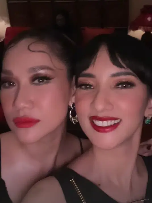 Wajah BCL dipulas bergaya bold dengan smokey eye dan lipstik merah. Lengkap dengan wet look khas gaya klasik [@bclsinclair]