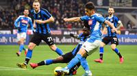 Pemain Napoli, Eljif Elmas (kanan) berebut bola dengan bek sayap Inter Milan, Victor Moses pada leg pertama semifinal Coppa Italia di Stadion Giuseppe Meazza, Rabu (12/2/2020). Inter Milan  menyerah dari tamu, Napoli, dengan skor 0-1 akibat gol tunggal Fabian Ruiz. (Massimo Paolone/LaPresse via AP)