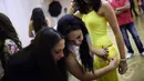 Ukuran pinggul juga menjadi catatan panitia Miss Gipsy 2014 Spanyol, Jumat (9/5/2014) (AFP PHOTO / PIERRE-PHILIPPE Marcou)