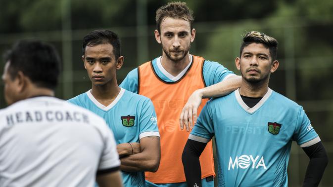 Para pemain Persita Tangerang fokus mendengarkan instruksi saat latihan di Lapangan SPH Karawaci, Tangerang, Rabu (29/1). Latihan ini merupakan persiapan jelang Liga 1 Indonesia 2020. (Bola.com/Vitalis Yogi Trisna)