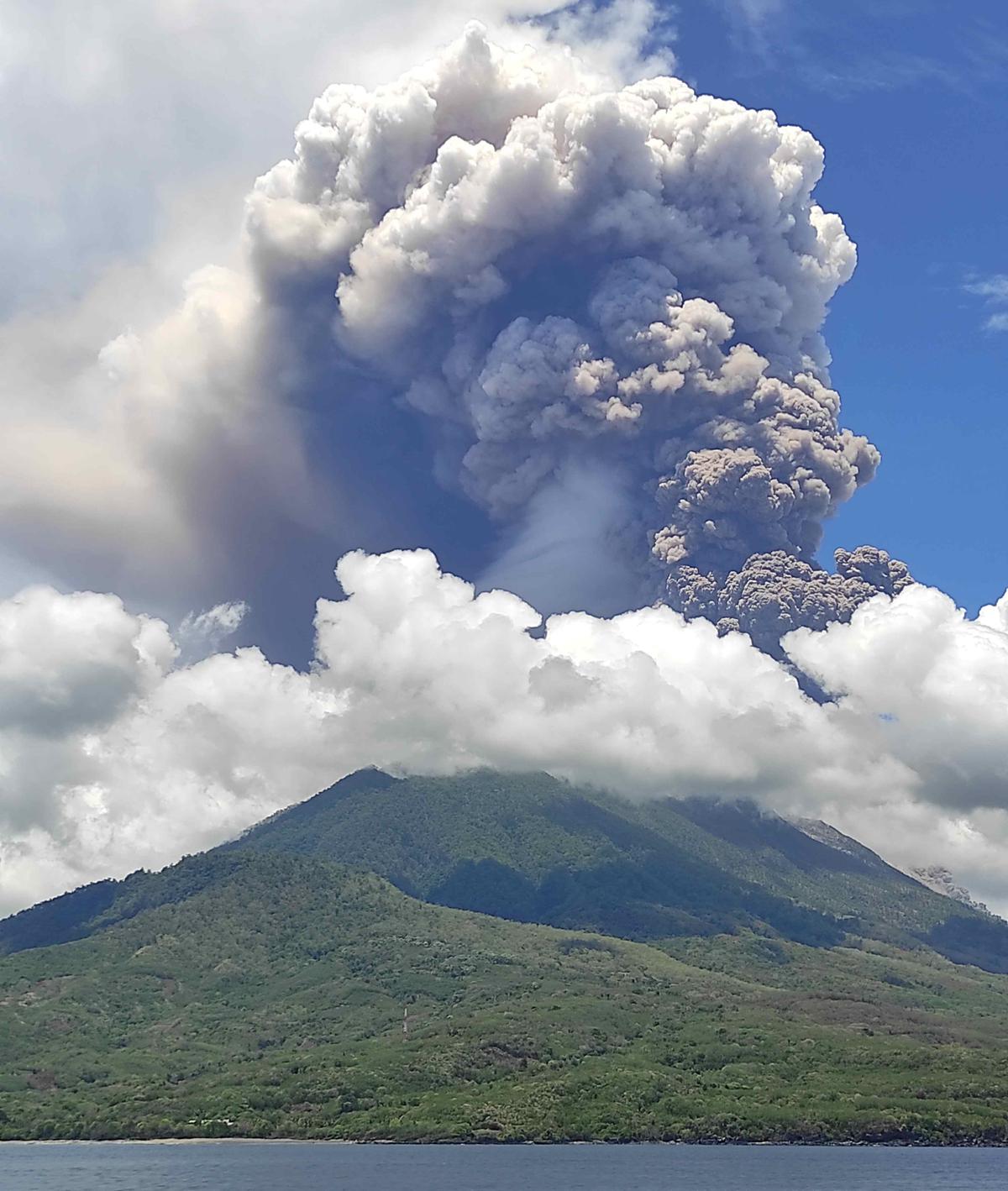 Gunung Lewotobi Laki-Laki Erupsi