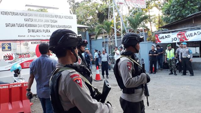 Pengamanan di sekitar Dermaga Wijayapura, Nusakambangan, Cilacap, saat proses pemindahan napi dari Mako Brimob ke Nusakambangan. (Foto: Liputan6.com/Galoeh Widura/Muhamad Ridlo)