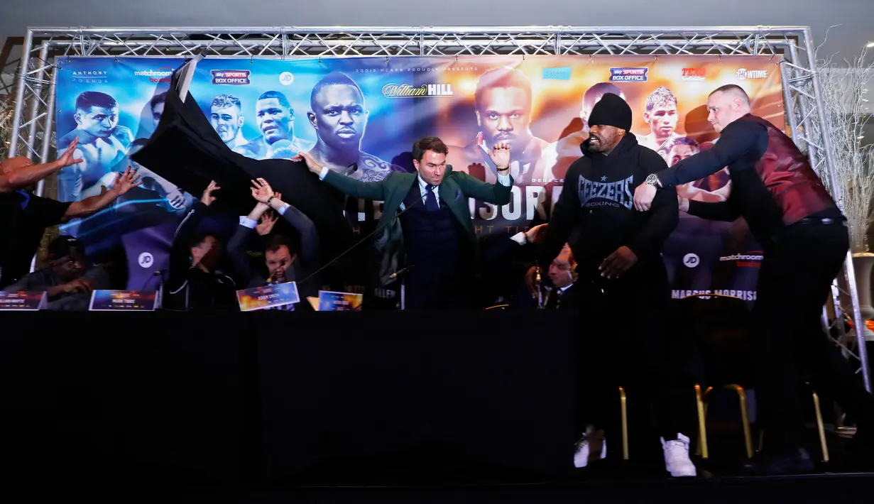 Kericuhan terjadi jelang pertarungan Dillian Whyte & Dereck Chisora di Radisson Hotel, Manchester, Inggris, Rabu (7/12). Dereck Chisora tak mampu menahan amarahnya dan melempar meja ke arah Dillian Whyte. (Reuters / Jason Cairnduff)