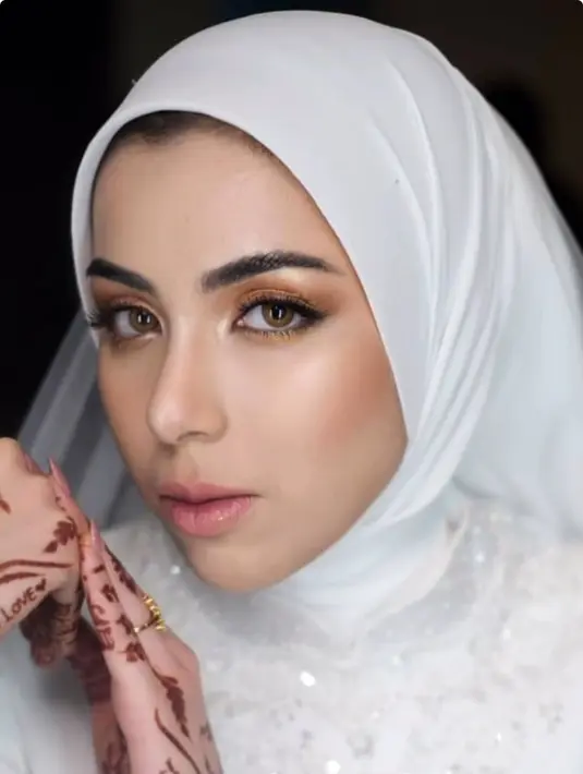 <p>&nbsp;Untuk riasan mata, Brina mengenakan eyeshadow coklat gold shimmer dengan bulu mata on fleek. Tampak ia juga mengenakan henna di tangannya yang dibuat oleh Mia Nabhan. [@mianabhan_henna]</p>