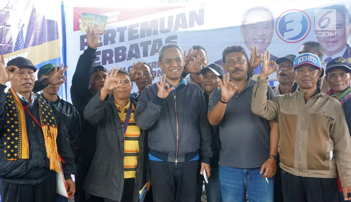 Cagub Nusa Tenggara Timur (NTT),  Benny K Harman berpose dengan warga di Watu Koa, Kecamatan Bajawa, Kabupaten Ngada, NTT, Kamis (22/2). Benny menyebut dirinya berkawan cukup baik dengan cagub yang diusung PDIP-PKB, Marianus Sae. (Liputan6.com/Pool/Dodi)
