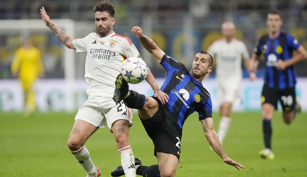 Pemain Inter Milan, Henrikh Mkhitaryan, berebut bola dengan pemain Benfica, Rafa Silva, pada laga Liga Champions di Stadion Giuseppe Meazza, Rabu (4/10/2023). Benfica awalnya memberi perlawanan sengit sepanjang babak pertama. Namun tiba-tiba mengendur begitu memasuki babak kedua. (AP Photo/Luca Bruno)