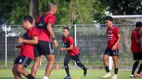 Penyerang sayap Bali United Hendra Adi Bayauw saat menjalani sesi latihan perdana Bali United di Lapangan Gelora Samudera Kuta. Hendra Bayauw mulai merasa nyaman berada di Bali United. (Bola.com/Maheswara Putra)