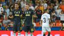 Pemain Juventus, Cristiano Ronaldo bereaksi di sebelah rekan setimnya, Federico Bernardeschi setelah menerima kartu merah saat melawan Valencia pada matchday pertama Grup H Liga Champions, di Stadion Mestalla, Rabu (19/9). (JAVIER SORIANO/AFP)