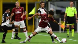 Gelandang AC Milan, Lucas Paqueta, berebut bola dengan penyerang Juventus, Federico Bernardeschi, pada laga lanjutan Serie A pekan ke -31 di Stadion San Siro, Rabu (8/7/2020) dini hari WIB. AC Milan menang 4-2 atas Juventus. (AFP/Miguel Medina)